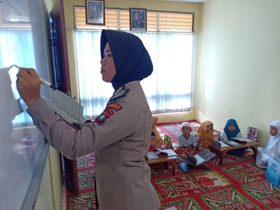 Briptu Oka Ajari Anak-anak Lingga Baca Quran Sejak Dini