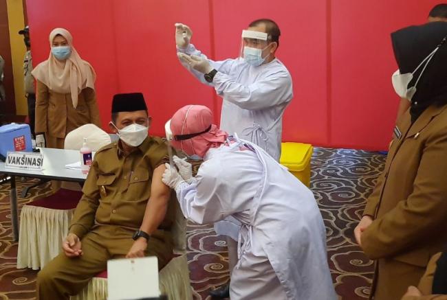 Gubernur Ansar Divaksin Covid Tahap II Bareng TNI hingga Wartawan
