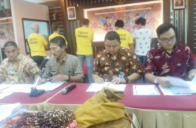 Razia Serentak, Imigrasi Batam Tangkap 3 WN Inggris dan 2 WN Tiongkok