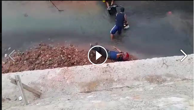 [VIDEO] Pengendara Motor Terjun ke Parit Besar Jembatan Coastal Area
