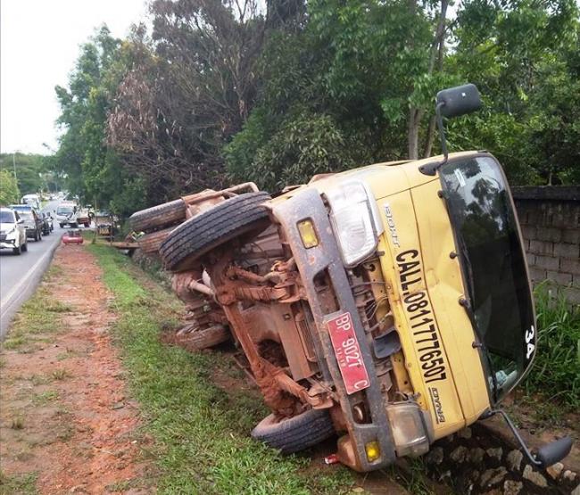 Mobil Sampah DLH Terguling di Simpang Kabil, Sopir Salahkan Ban 