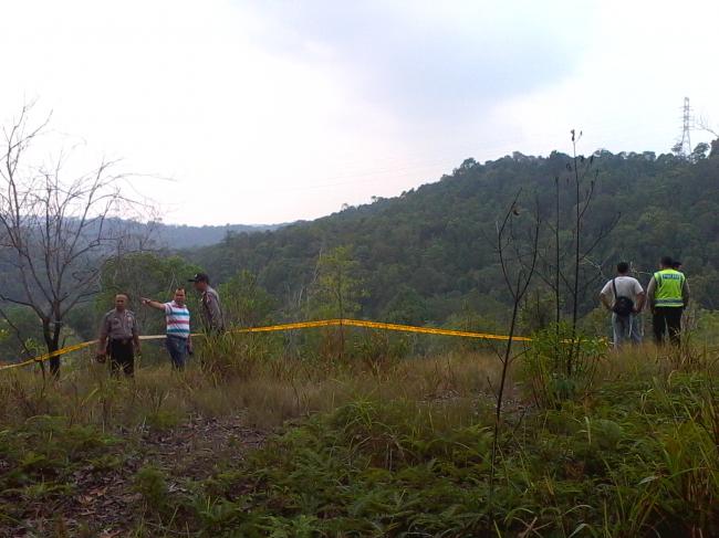 Petugas Kepolisian Police Line TKP Penemuan Mayat di Sei Ladi