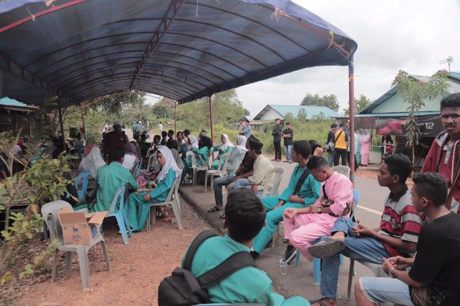 Pelayat Diterpa Duka di Rumah Siswa SMA 10 Batam yang Tewas