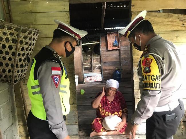 Warga Tak Mampu dan Lansia di Desa Teluk Buton Terima Bantuan Beras dari Polres Natuna