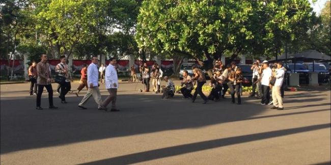 Berkemeja Putih, Prabowo Temui Jokowi di Istana