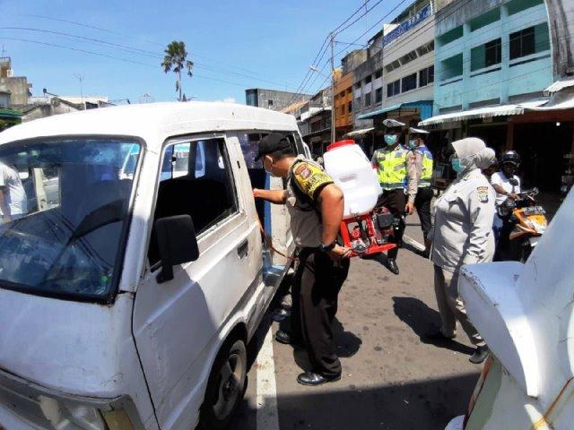 Polisi Semprot Desinfektan Angkutan Umum di Tanjungpinang