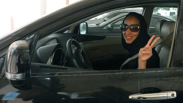 Dibolehkan Mengemudi, Wanita Arab Lompat-lompat Kegirangan