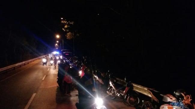 Puluhan Warga Tonton Petugas Penyelamat Anggota Pramuka Tenggelam