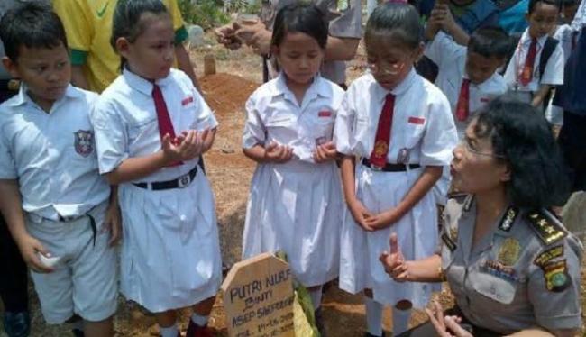 Teman-teman Serentak Menangis saat Doa Dipanjatkan di Pusara Putri