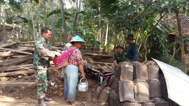 Wujud Kedekatan Warga Dengan Satgas TMMD di Desa Bonomerto