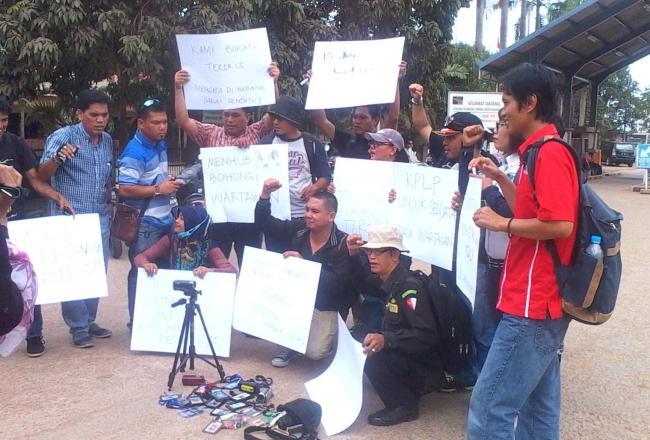 Petugas KPLP Hadang Wartawan Pakai Senjata Api saat Liput Menteri Jonan