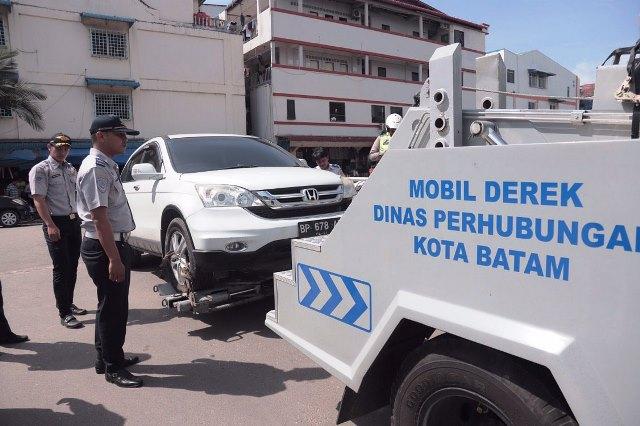 Petugas Dishub Derek Mobil Berstiker TNI di Jodoh