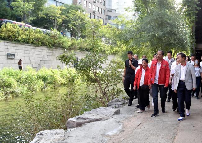 Jokowi Ingin Kali Ciliwung Seperti Sungai Cheonggyecheon di Korea