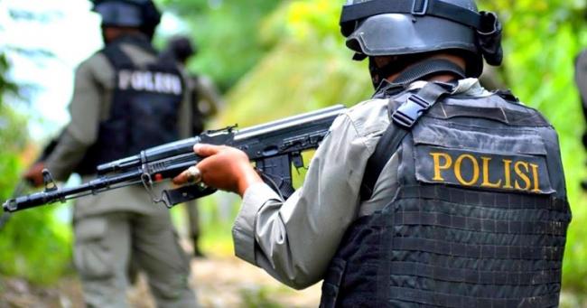 Puluhan Polisi Kepung Rumah Ketua Komite SMP 10 Batam