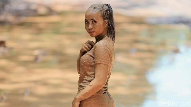 Model Mandi Lumpur di Jalan Rusak, Bupati: Dana Terbatas