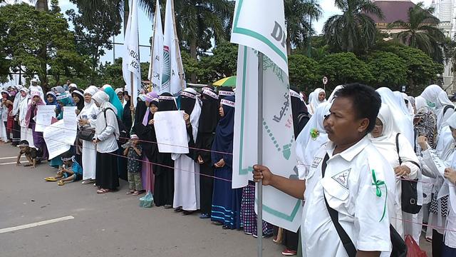 Ratusan Umat Islam Kembali Gelar Aksi di Depan Masjid Raya