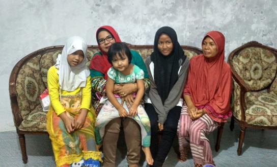 Keluarga Bawa Anak-anak Syafrida yang Tewas Dianiaya Suami ke Kampung  