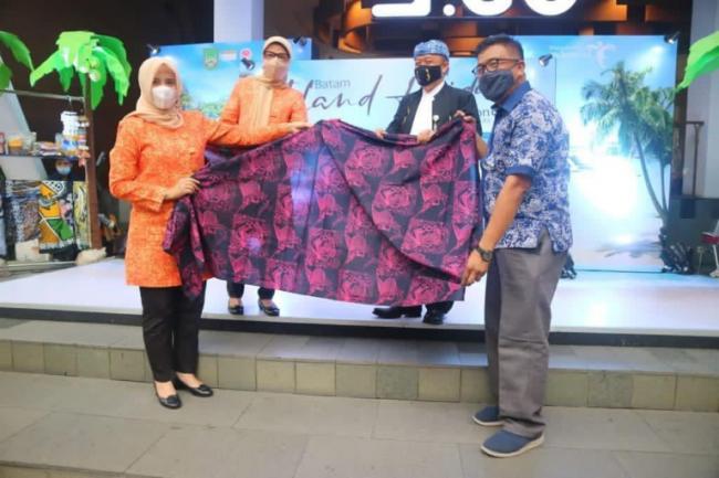 Pesona Pariwisata dan Batik Batam Manjakan Solo Exhibition 2020 di Bandung