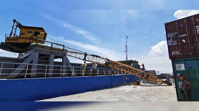 Crane MV Intan 31 Patah saat Bongkar Gula di Karimun