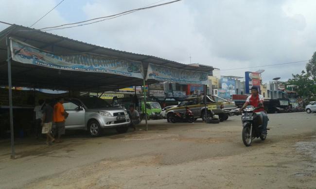 Warga Kintamani Keluhkan Cucian Mobil dan Showroom Makan Badan Jalan
