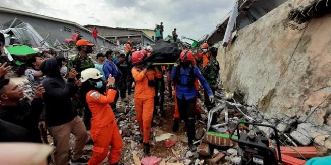 Dua Pegawai Restoran di Sulbar 8 Jam Terperangkap di Reruntuhan