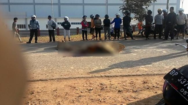 [BREAKING NEWS] Kecelakaan Maut Trailer vs Sepeda Motor, Satu Tewas