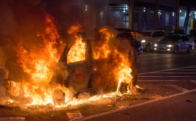 Satu Unit Mobil Terbakar di Mall Tanjungpinang City