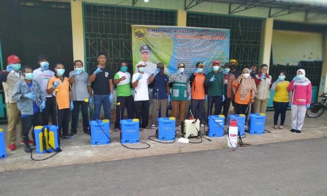 Wabup Lingga dan Pemdes Semprotkan Disinfektan di Panggak Darat