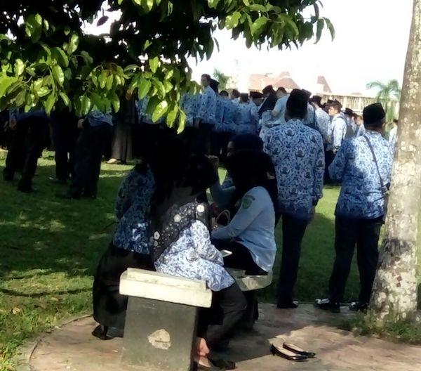Wali Kota Pidato, PNS Asyik Main Ponsel