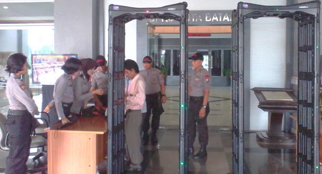 [BREAKINGNEWS] Polwan Periksa Penonton Visi Misi Pasangan Calon Wali Kota Batam di DPRD