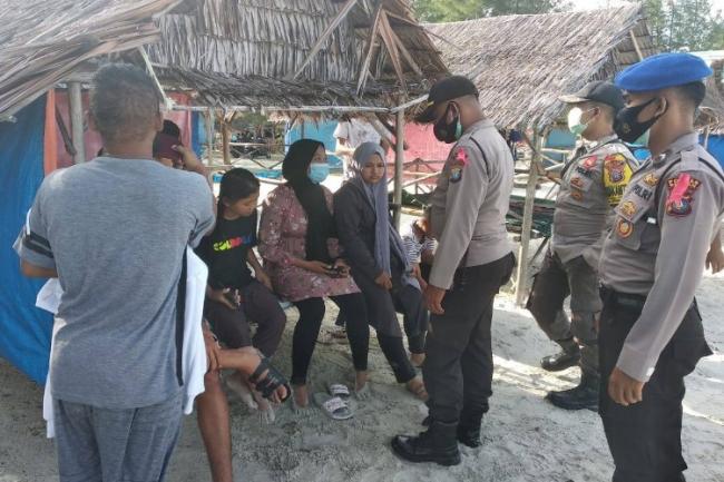 Personel Polsek Gunung Kijang Pantau Aktivitas Pengunjung Pantai Trikora