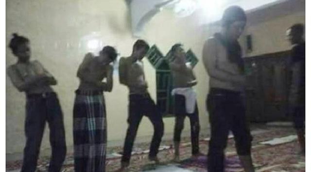 Foto Lima Pemuda Salat Berlagak Mabuk Viral di Medsos Memicu Kemarahan 