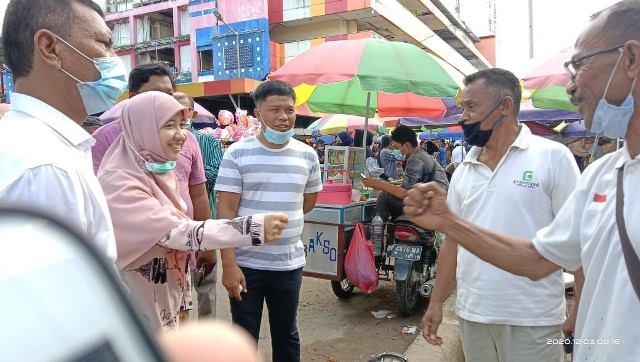 Belanja di Pasar Tos 3000, Suryani Dialog dengan Pedagang dan Pembeli