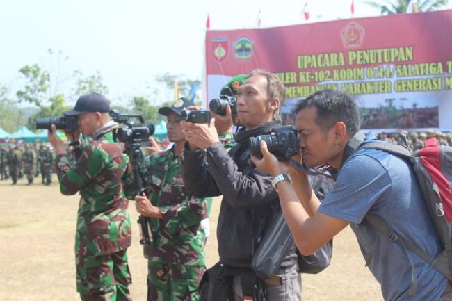 Beragam Gaya Juru Foto Upacara Penutupan TMMD