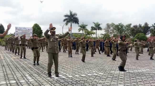 Bupati Karimun Ikut Berjoget Tarian Maumere pada HUT Satpol PP ke-67