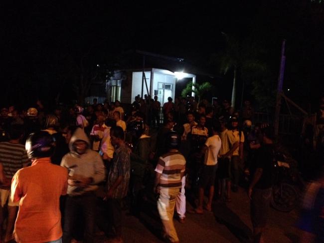 Massa Masih Duduki Kantor PLN Karimun, Ini Tuntutannya