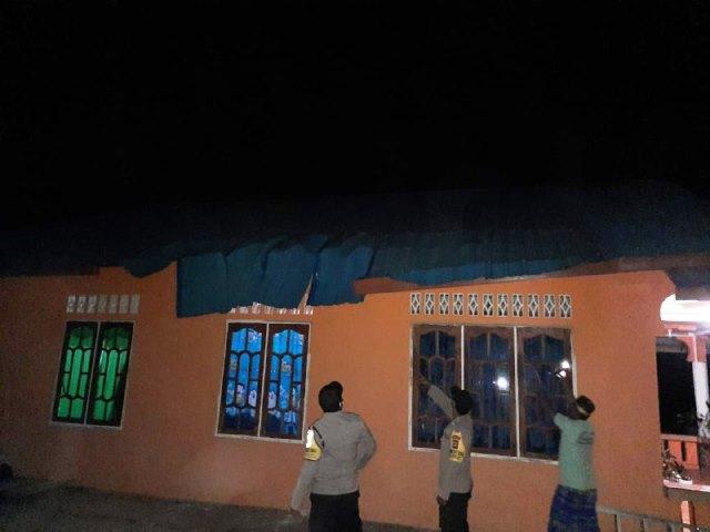 Angin Kencang Terbangkan Atap Rumah Warga Sei Tiram Bintan