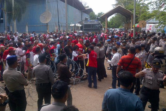 Massa Makin Beringas, Kawat Berduri di Depan Kantor KPU Batam Roboh