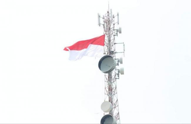 Bendera Merah Putih Raksasa Berkibar di Pulau Senayang Lingga