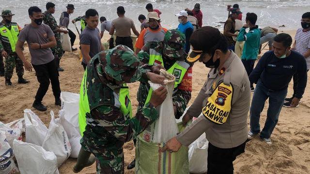 TNI-Polri Turun Bangun Tanggul Penahan Abrasi di Natuna