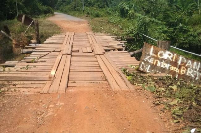 Memprihatinkan, Jembatan di Dusun Malar Ini Mulai Goyang