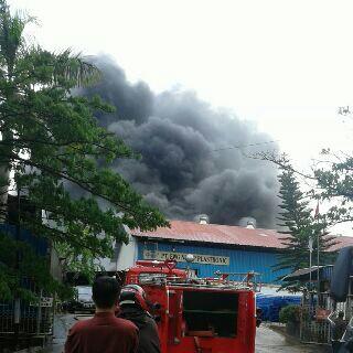 Tidak Ada Korban Jiwa dalam Kebakaran PT Eng Ngiap Plastronic Batam