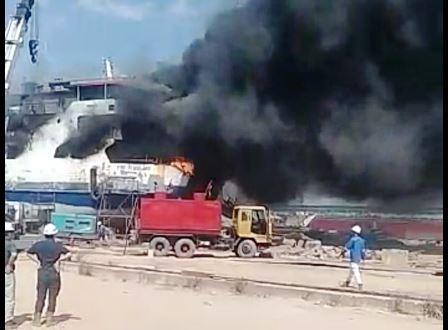  Breakingnews: Sebuah Kapal Terbakar di PT KMS Karimun