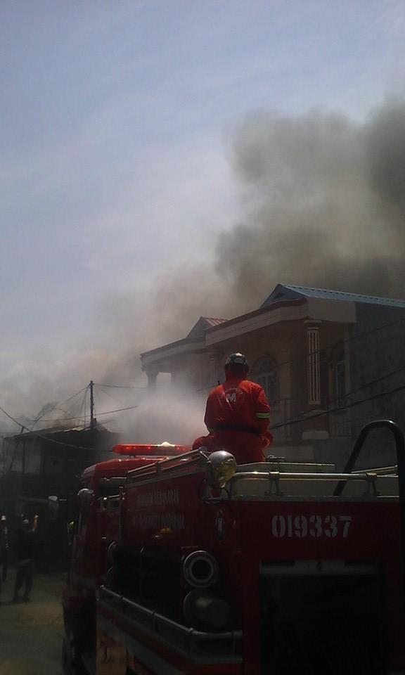 BREAKINGNEWS! Permukiman Padat di Tanjung Sengkuang Batam Terbakar