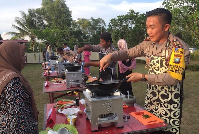 Begini Unjuk Kebolehan Kapolsek Tebing Masak di Hari Ibu