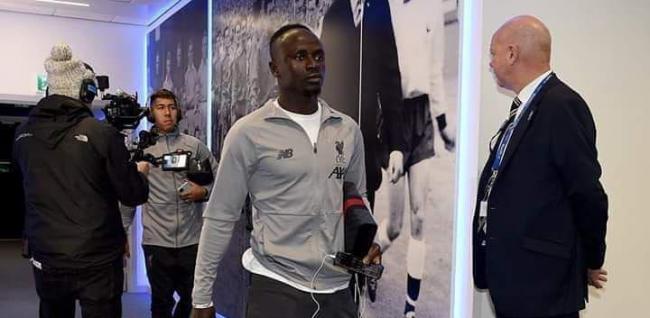 Sadio Mane, Setia dengan HP Retak Meski Bergaji Miliaran