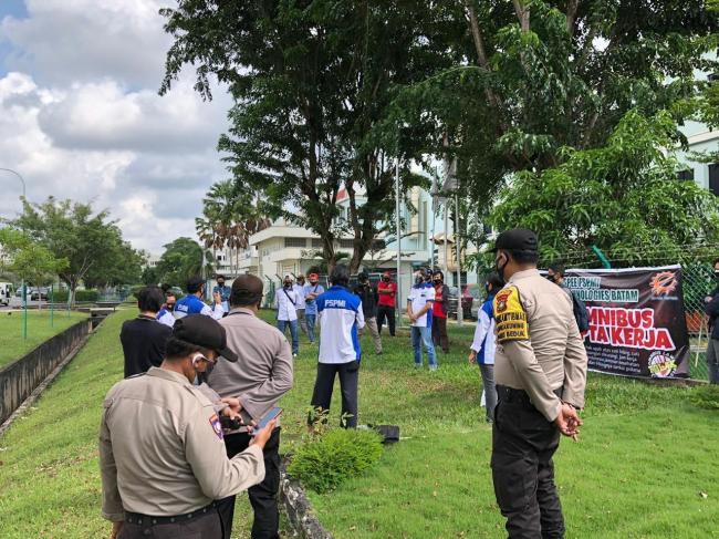 Hundreds of Police Guard Workers Strike Action in Batam