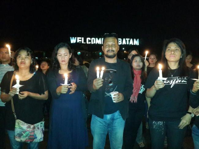 Penampakan Pendukung Ahok Nyalakan Lilin dengan Latar Belakang Welcome to Batam