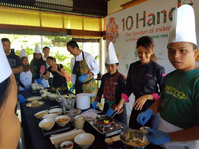 Pelajar Bintan Diajari Membuat Kue Manja ala Chef Farah Quinn