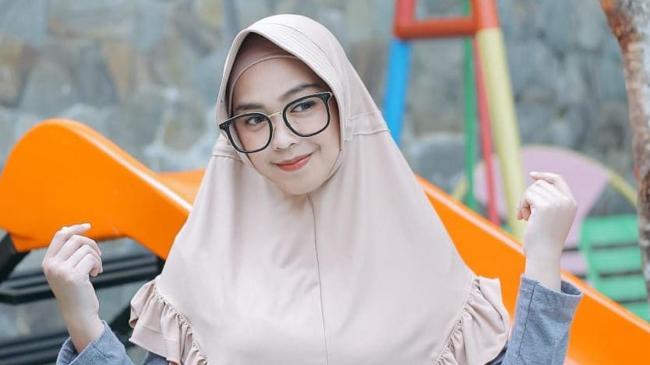 Raih 20 Juta Subscriber, Ria Ricis Belikan Sang Ayah Jip Rubicon